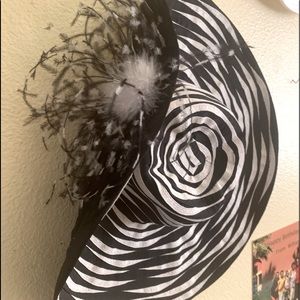 👒 Milani - 💯% Straw - Blk/Wht w/Feather - $25